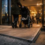 Personnes à mobilité réduite : rampe d’accès vers entrée “Accès PMR”